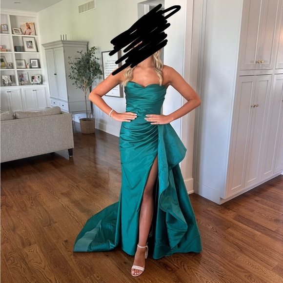 Tarik Ediz Gorgeous Gown.  Size 4. Gorgeous emerald green color. - Picture 4 of 4